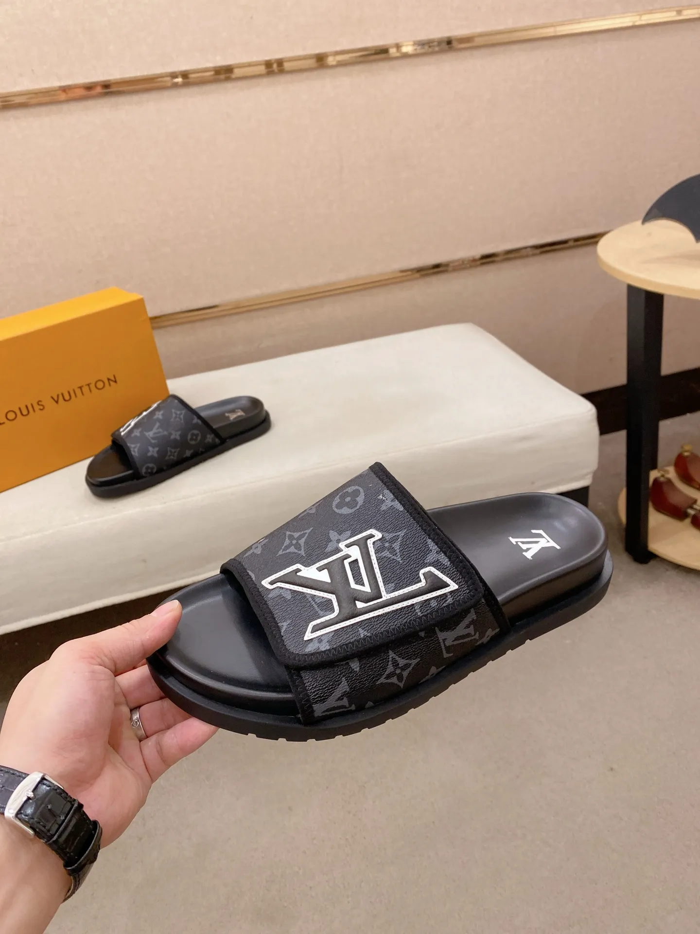 Men's shoes💰: 320💰Made by LV🔍Top purchasing agent, men's spring and summer slippers are available at the same counter. The uppers are made of cowhide imported from Italy, with logo graphics and high-quality craftsmanship. Soles: original soles specially provided by the original factory. Exclusive molded soles are super comfortable. Original goods with single order, 🔍🔍high quality, you can enter and exit the counter at will. Welcome to compare, code number 38-44. Can be customized45